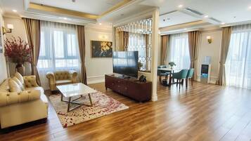 Departamento ejecutivo, 1 habitación | Área de sala de estar | Smart TV de 40 pulgadas con canales digitales y televisión