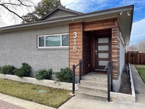 Exterior detail - 5 Star! 3Bed 4Bath 1mileATnT Stadium Globe LifePark SixFlagsHurrHarb Texas Live! (Arlington)