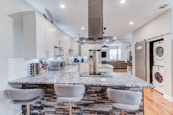 Fridge, microwave, oven, stovetop - 5 Star! 3Bed 4Bath 1mileATnT Stadium Globe LifePark SixFlagsHurrHarb Texas Live! (Arlington)