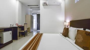 Quarto luxo | Roupas de cama premium, frigobar, escrivaninha