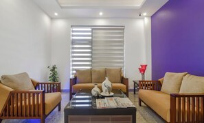 تلفزيون إل إي دي بحجم 32-بوصة يعرض قنوات تلفزيونية باشتراك مدفوع