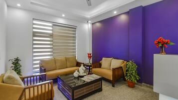 Quarto luxo | Área de estar | TV LED 32 polegadas com canais a cabo, TV, DVD player