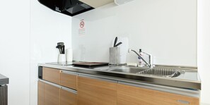 Apartemen (Ske93-2) | Dapur kecil pribadi | Lemari es, microwave, kompor, dan ketel listrik