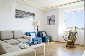 تلفزيون بشاشة مسطحة