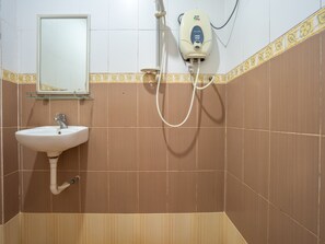 Deluxe Double Room | Bathroom | Shower, free toiletries, bidet, towels