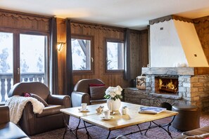 Smart TV, fireplace