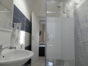 Quadruple Room, Private Bathroom | Bathroom | Shower, hair dryer, bidet, towels - Costa Rooms (Catania)