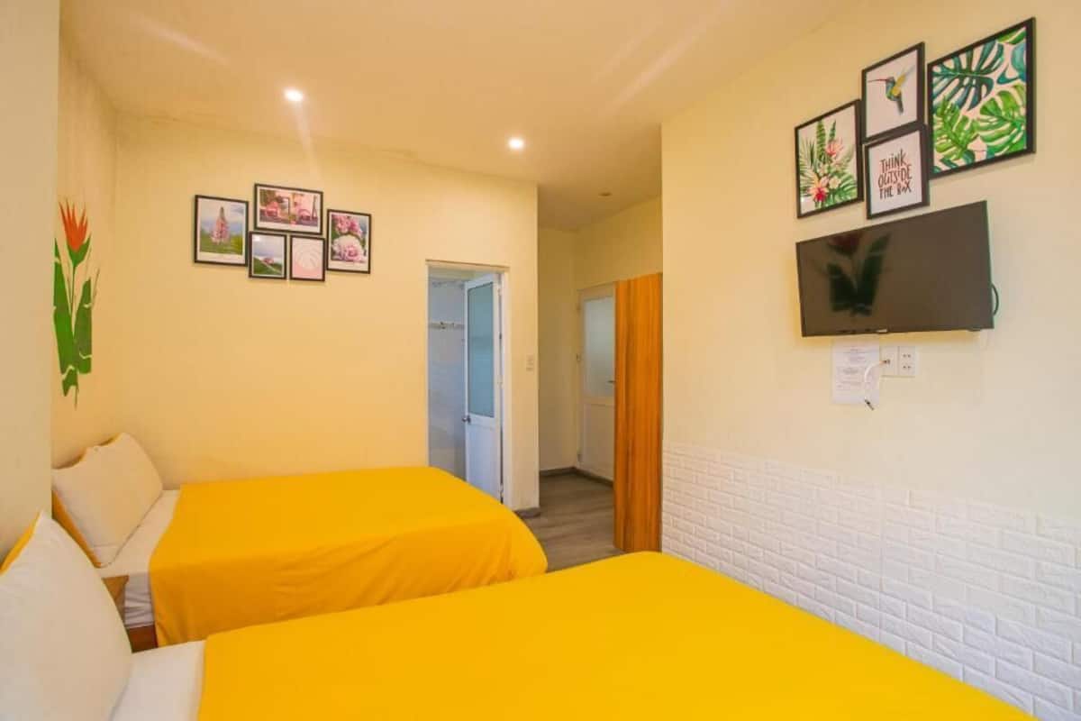 Family Room, Hill View