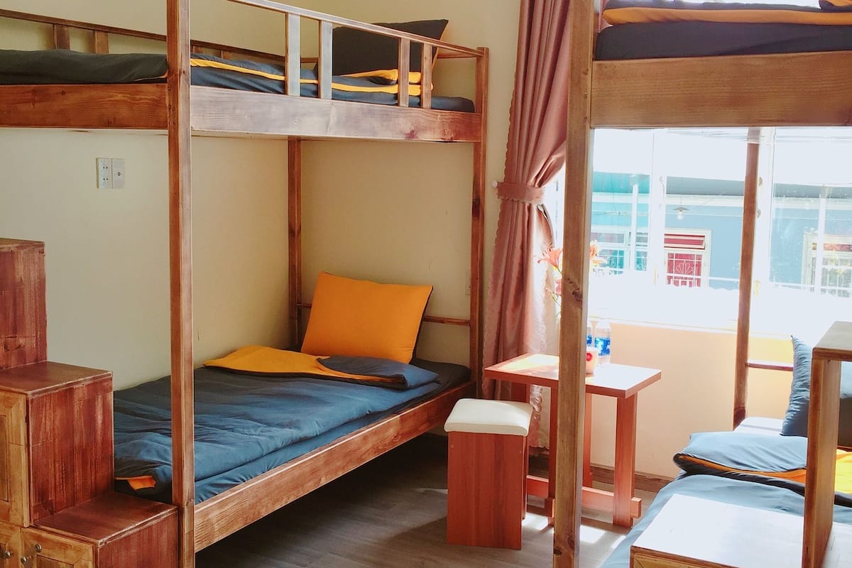 스탠다드 공용 도미토리 (Bed in 8-Bed) | 고급 침구, 셀렉트 컴포트 침대, 책상, 다리미/다리미판