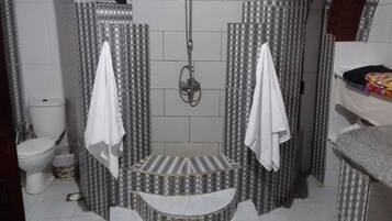 Dusche, Bidet, Handtücher, Seife