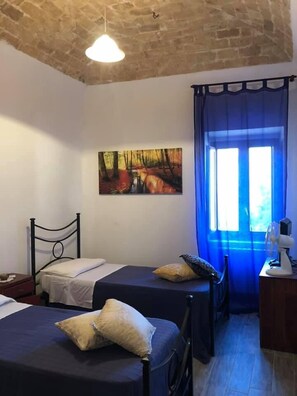 Chambre Double ou avec lits jumeaux, salle de bains commune | Minibar, lits pliants/supplémentaires, draps fournis