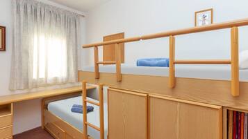 3 slaapkamers, een strijkplank/strijkijzer, internet