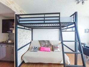 1 chambre, fer et planche à repasser, accès Internet