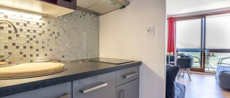 Réfrigérateur, micro-ondes, grille-pain, chaise haute