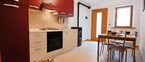 Refrigerador, microondas, horno y utensilios de cocina