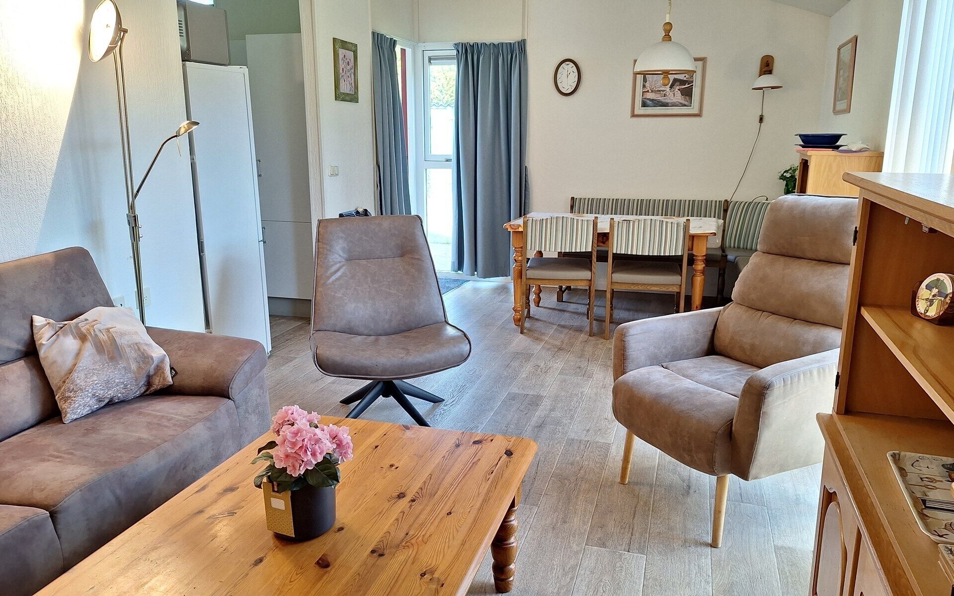 Een televisie, boeken en een stereo