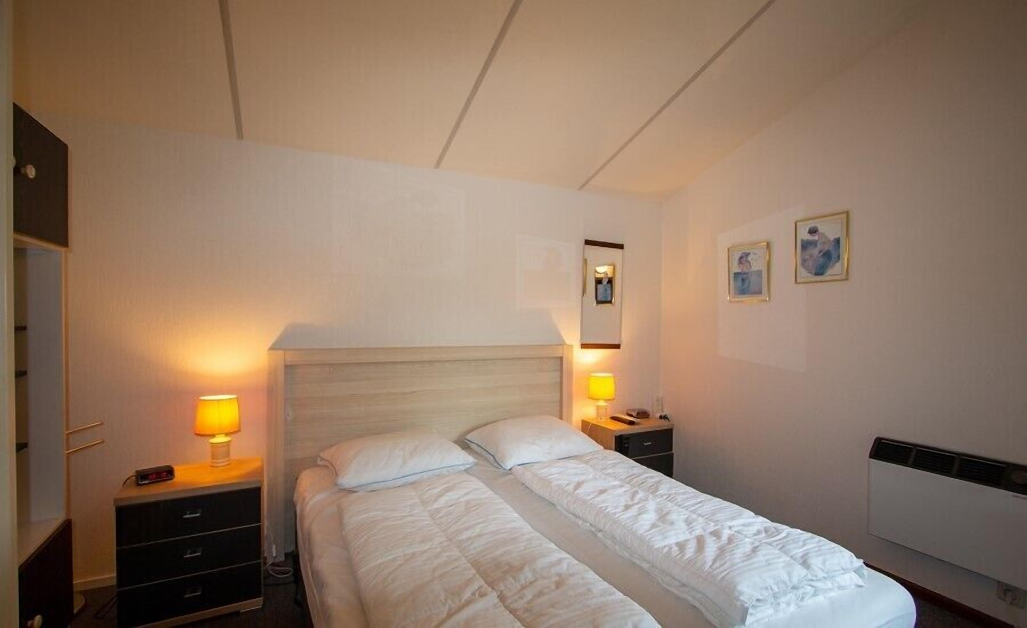 2 bedrooms, iron/ironing board, internet, bed sheets