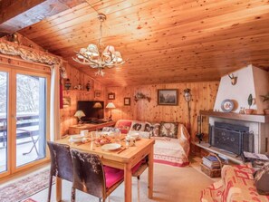Fernseher, Kamin, DVD-Player