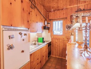 Réfrigérateur, four, grille-pain, chaise haute