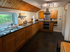 ثلاجة، ميكروويف، فرن، غسالة أطباق