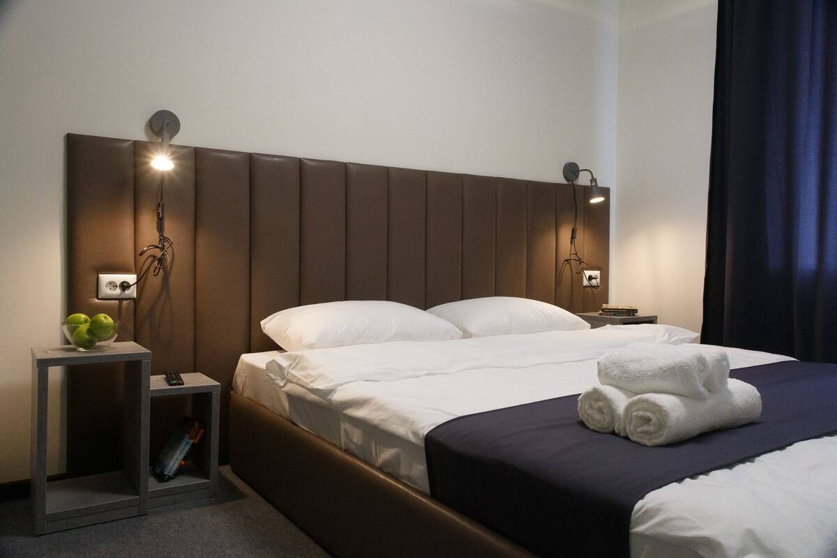 2 bedrooms, hypo-allergenic bedding, blackout curtains