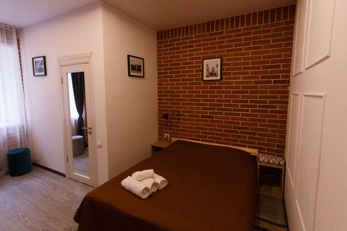 2 bedrooms, hypo-allergenic bedding, blackout curtains