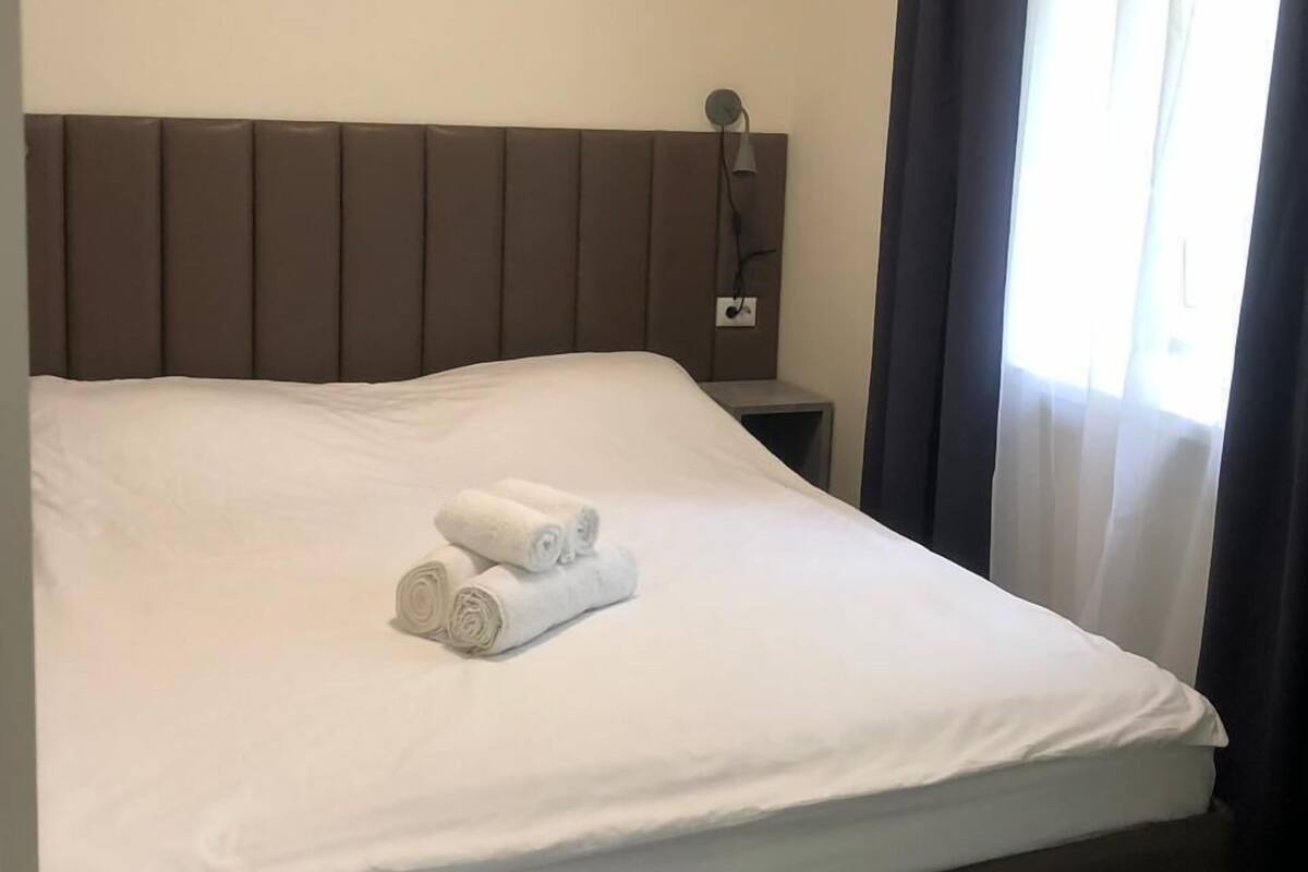 2 bedrooms, hypo-allergenic bedding, blackout curtains