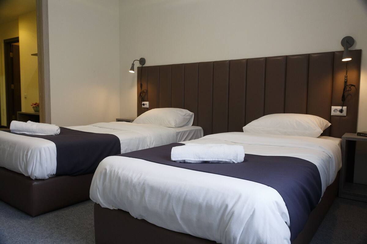 2 bedrooms, hypo-allergenic bedding, blackout curtains