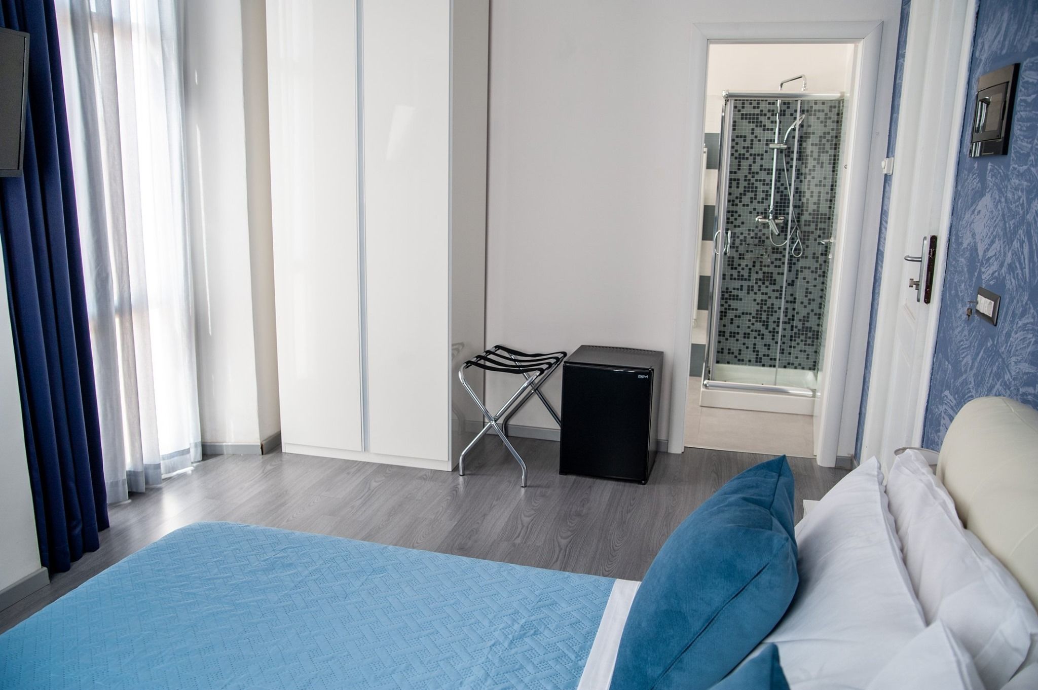 Doppia Standard | Minibar, una cassaforte in camera, con stile personalizzato