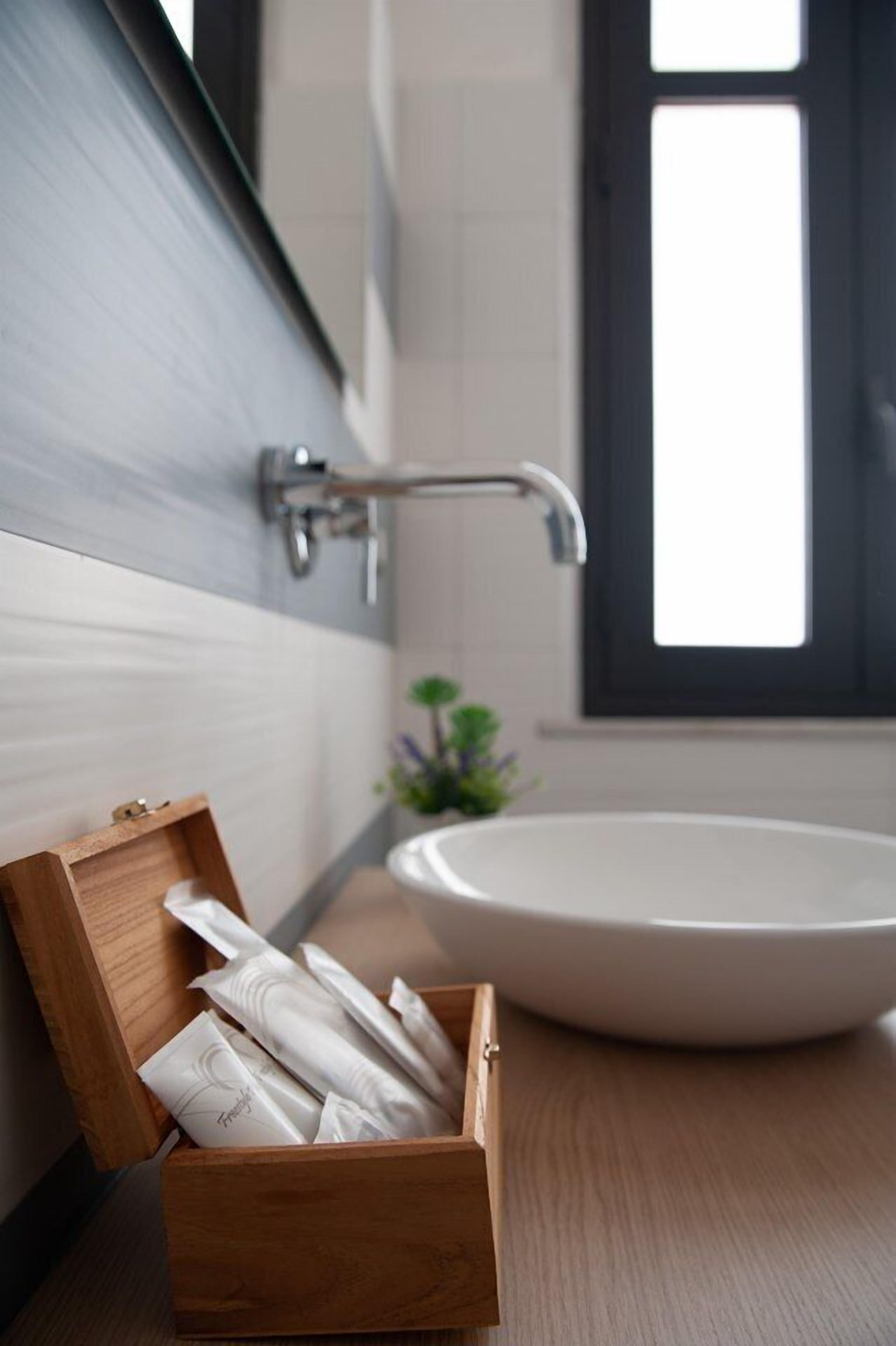 Standard-Doppelzimmer | Badezimmerausstattung | Dusche, Regendusche, kostenlose Toilettenartikel, Haartrockner