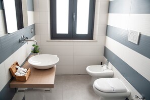 A modern bathroom with a large sink, a bidet, and a window. - Casa del Marchese B&B (Riposto)
