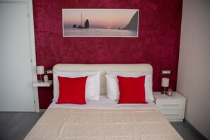 Minibar, in-room safe, individually decorated, desk - Casa del Marchese B&B (Riposto)