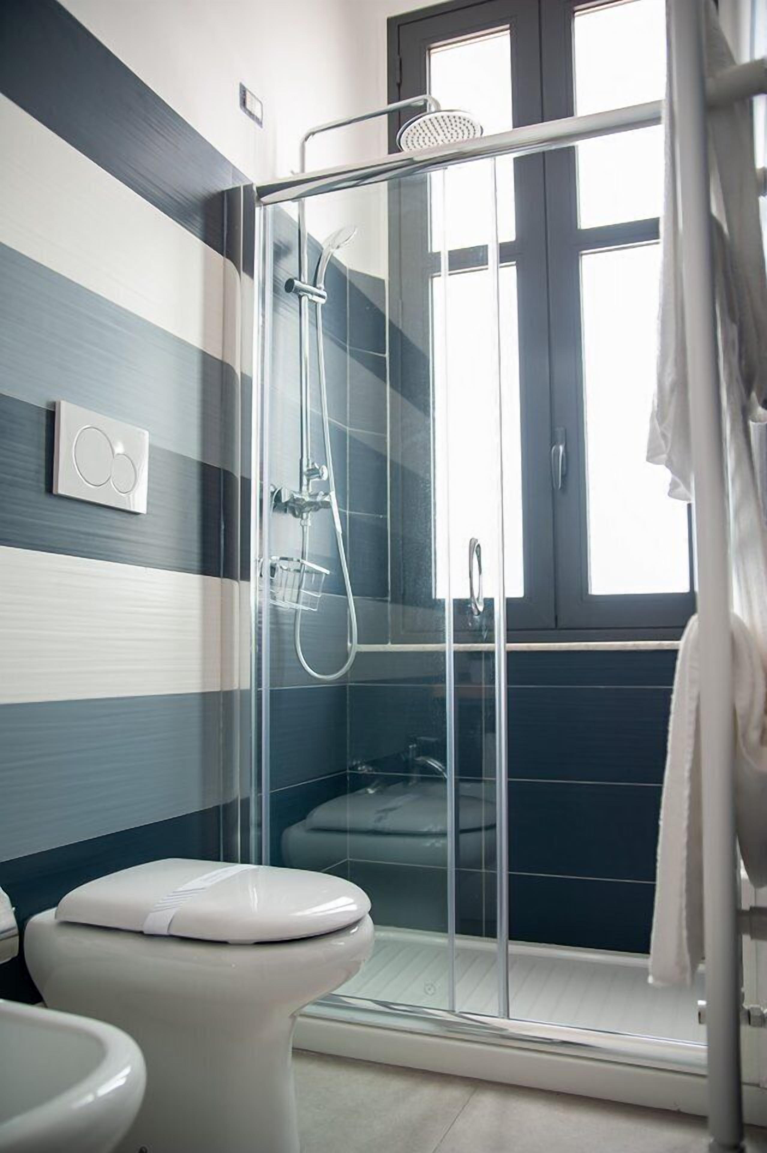 Standard Triple Room | Bathroom | Shower, rainfall showerhead, free toiletries, hair dryer