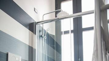 Standard Triple Room | Bathroom | Shower, rainfall showerhead, free toiletries, hair dryer