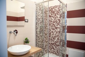 Standard Single Room | Bathroom | Shower, rainfall showerhead, free toiletries, hair dryer