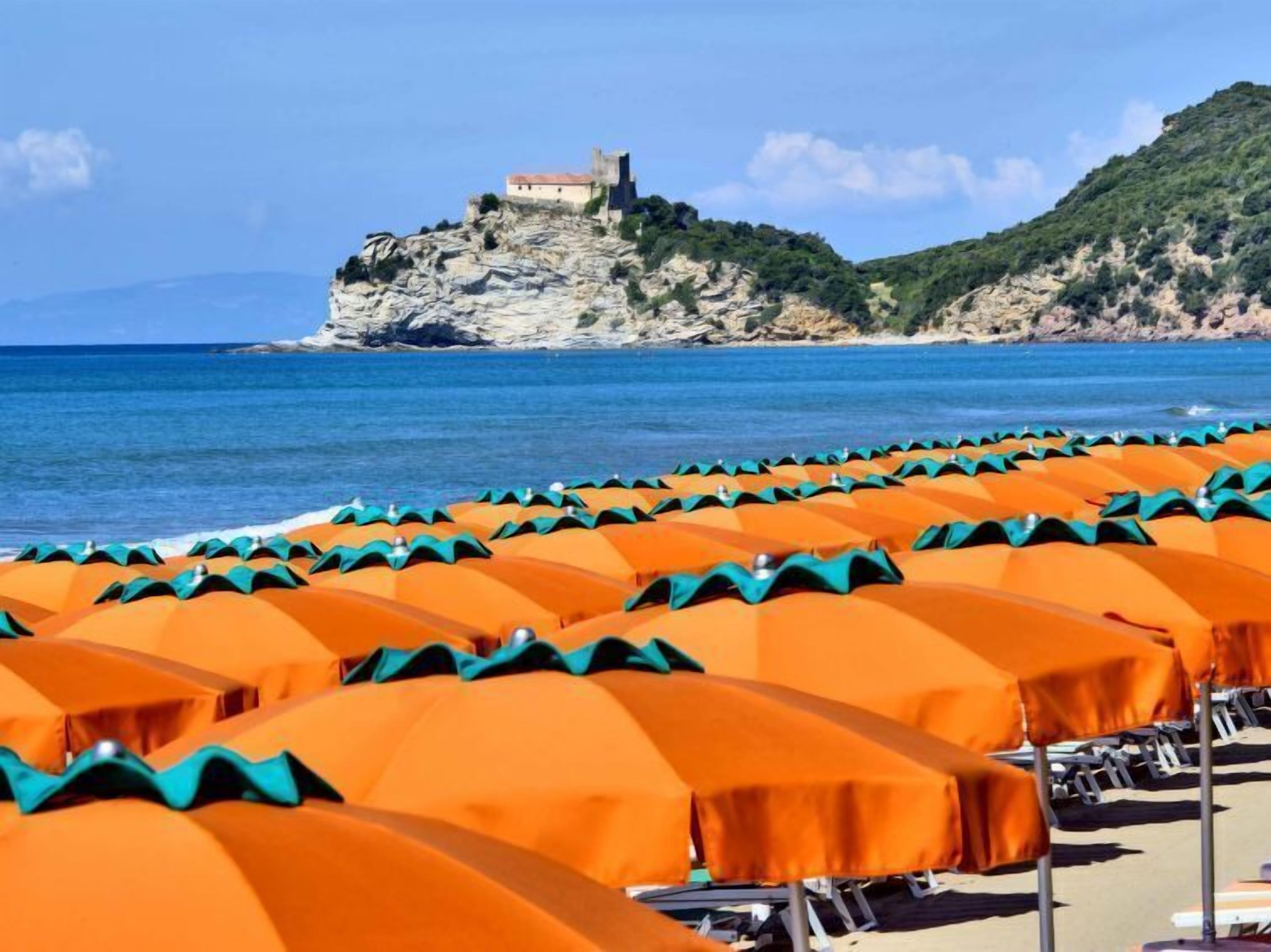 Plage à proximité, parasols