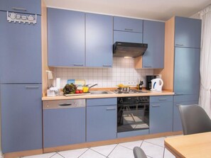 Kühlschrank, Mikrowelle, Ofen, Geschirrspüler