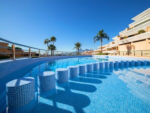 A pool with blue tiles and circular steps, surrounded by palm trees and a clear sky. - Altea La Nova by Interhome (Altea)