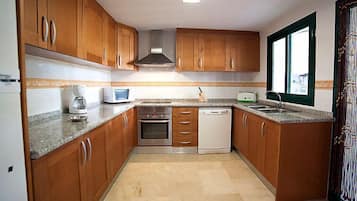 Frigorifero, microonde, forno, lavastoviglie