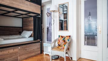 Yhteismajoitus, sekamajoitus (6 Bed Dormitory Room) | Ylelliset vuodevaatteet, untuvapeitot, ilmainen Wi-Fi, vuodevaatteet