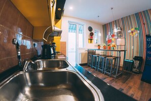 Fridge, microwave, oven, stovetop - Hostel Beogradjanka (Belgrade)