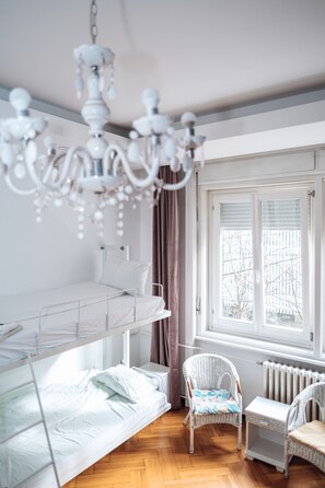Yhteismajoitus, sekamajoitus (6 Bed Dormitory Room) | Ylelliset vuodevaatteet, untuvapeitot, ilmainen Wi-Fi, vuodevaatteet