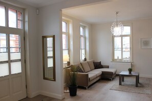 Apartment (Lütje Hörn) | Living area | Flat-screen TV, DVD player, table tennis - Altstadt Villa Wohnung 1 Lütje Hörn (Borkum)