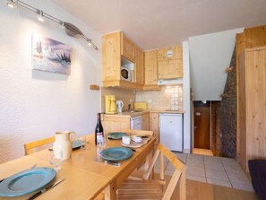 Kühlschrank, Mikrowelle, Geschirrspüler, Kochgeschirr/Geschirr/Besteck