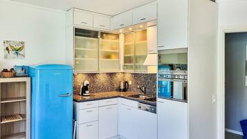 Kühlschrank, Mikrowelle, Ofen, Geschirrspüler