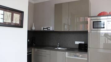 Apartment (Hooge) | Private kitchen | Full-sized fridge, microwave, oven, stovetop