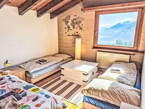 4 bedrooms, desk, Internet