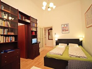 1 habitación, tabla de planchar con plancha y wifi