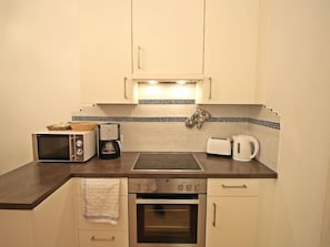 Refrigerador, microondas, horno y utensilios de cocina