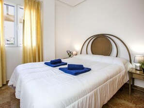 2 bedrooms, desk, internet